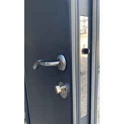 Двери входные Люкс Металл-МДФ: нижний замок, ручка, броненакладка