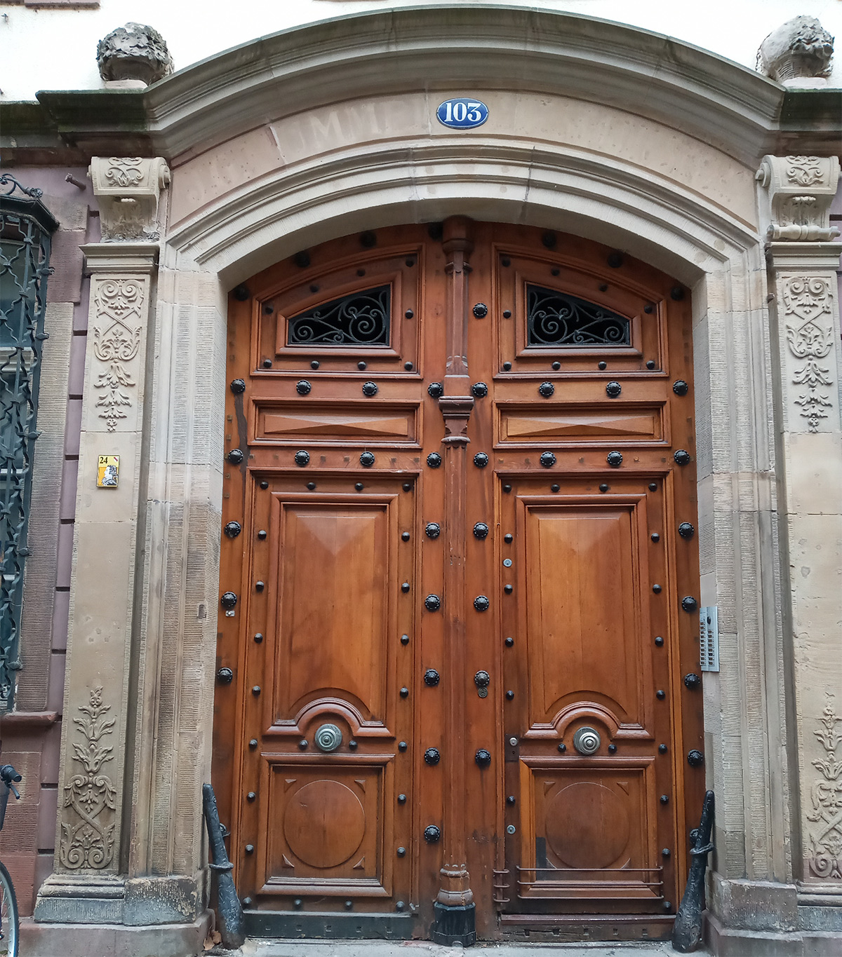 Дерев'яні вхідні двері в інтер'єрі Страсбург