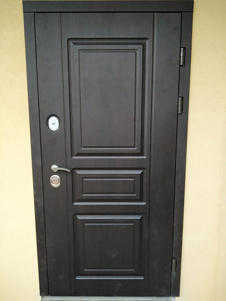 Вхідні двері в квартиру з МДФ-накладками фото