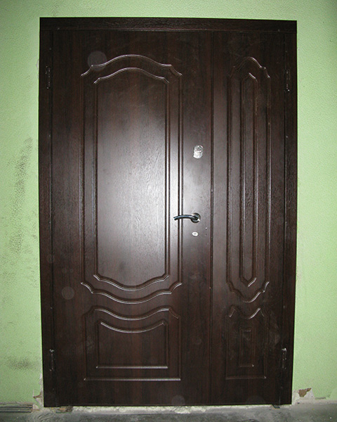 Фото двері в тамбур під'їзду