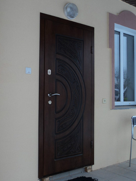 Фото вхідні двері до приватного будинку