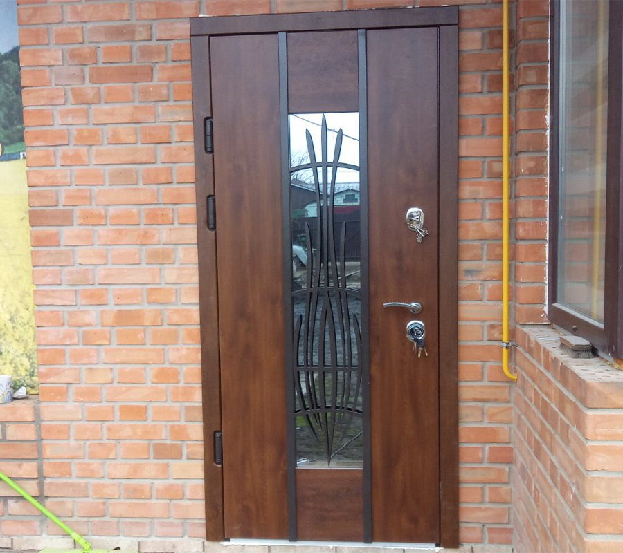 Фото входной металлической двери из оцинкованной стали в интерьере